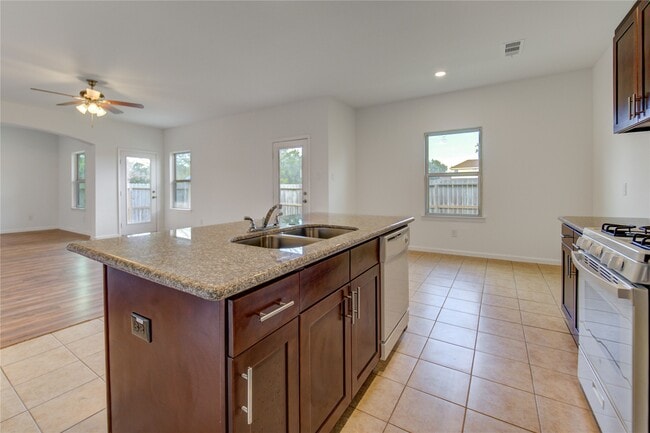 12726 Plummersville St