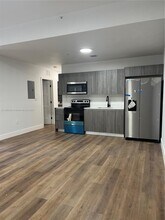 1021 NW 1st St-Unit -6 in Miami, FL - Foto de edificio - Building Photo