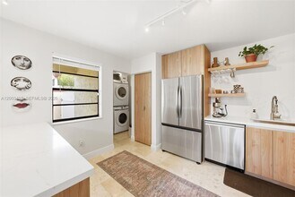 327 Ives Dairy Rd in Miami, FL - Building Photo - Building Photo