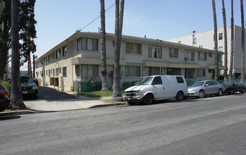 5322 Russell Ave in Los Angeles, CA - Foto de edificio - Building Photo