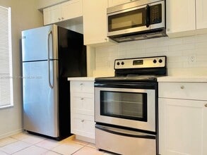 48 Whitehead Cir in Weston, FL - Foto de edificio - Building Photo