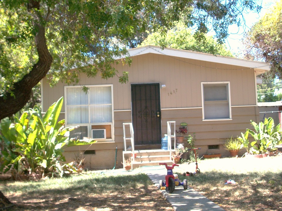 Park Side Court in Spring Valley, CA - Building Photo