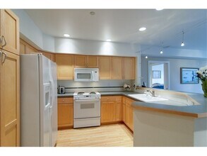 925 110th Ave NE in Bellevue, WA - Building Photo - Building Photo