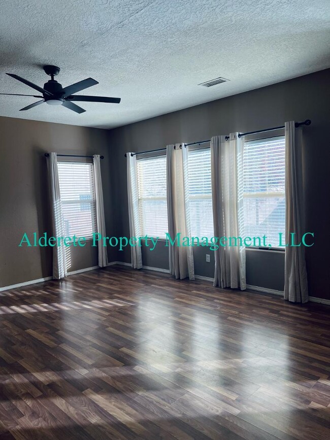 10716 Humphries Ln SW in Albuquerque, NM - Building Photo - Building Photo