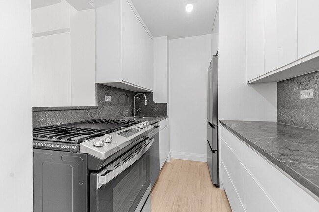 140 E 56th St in New York, NY - Foto de edificio - Building Photo