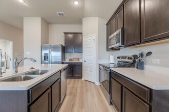 3035 Selhurst St in Converse, TX - Building Photo - Building Photo