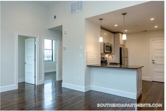 11 Newcomb St, Unit 12 in Boston, MA - Foto de edificio - Building Photo