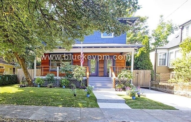 215 NE 30th Ave in Portland, OR - Foto de edificio - Building Photo