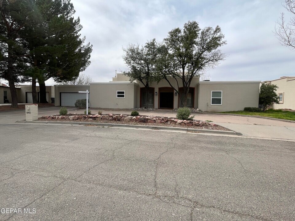 840 Lakeway Dr in El Paso, TX - Building Photo