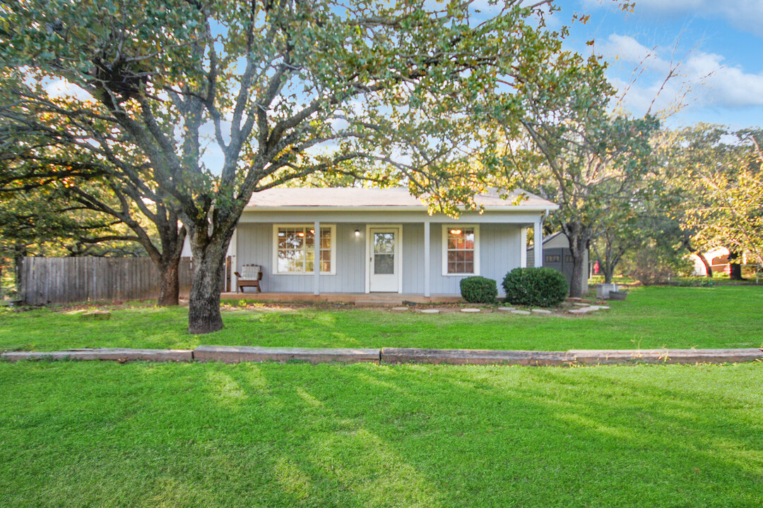 3223 Oak Ln in Weatherford, TX - Building Photo