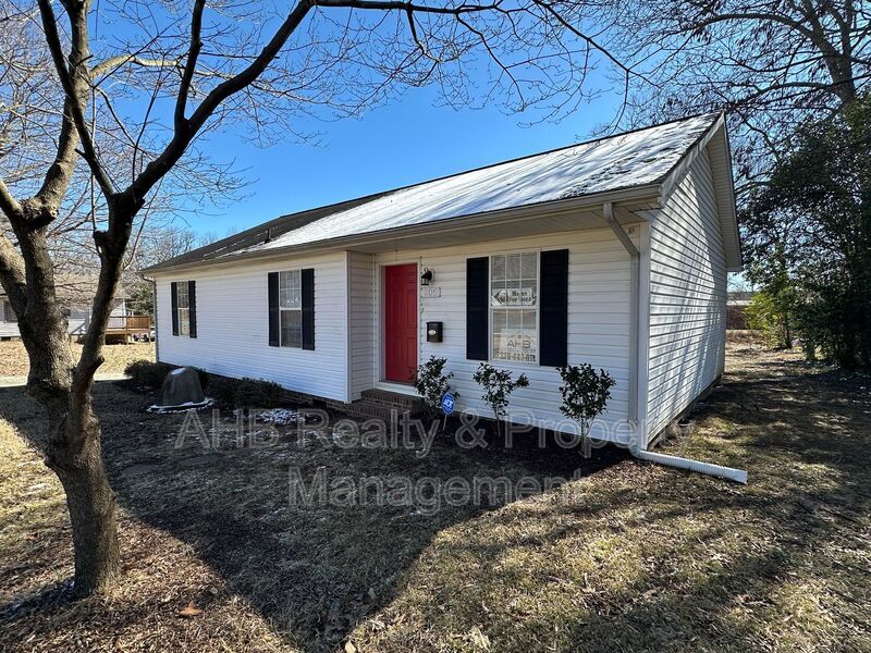 205 N Fisher St in Burlington, NC - Building Photo