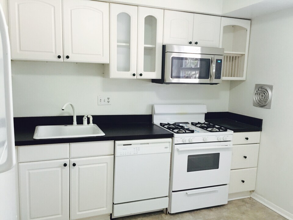349 Homeland Southway in Baltimore, MD - Building Photo