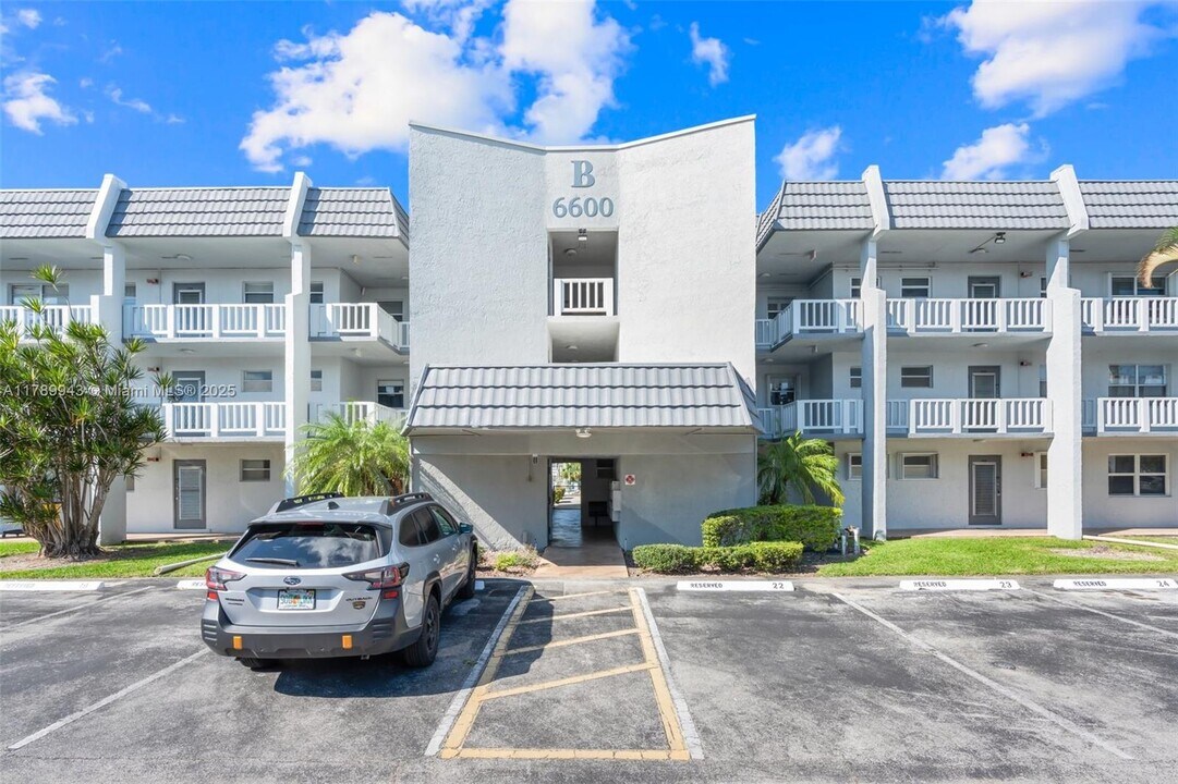 6600 Royal Palm Blvd in Margate, FL - Building Photo
