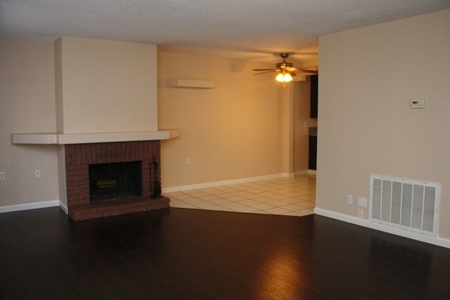 269 Greenbriar Townhouse Way in Las Vegas, NV - Building Photo - Building Photo