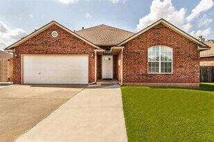 12333 SW 12th St in Yukon, OK - Building Photo
