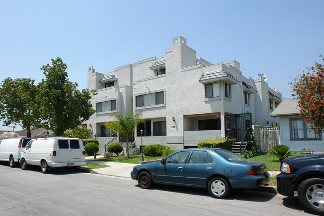 555 W Dryden St in Glendale, CA - Building Photo - Building Photo