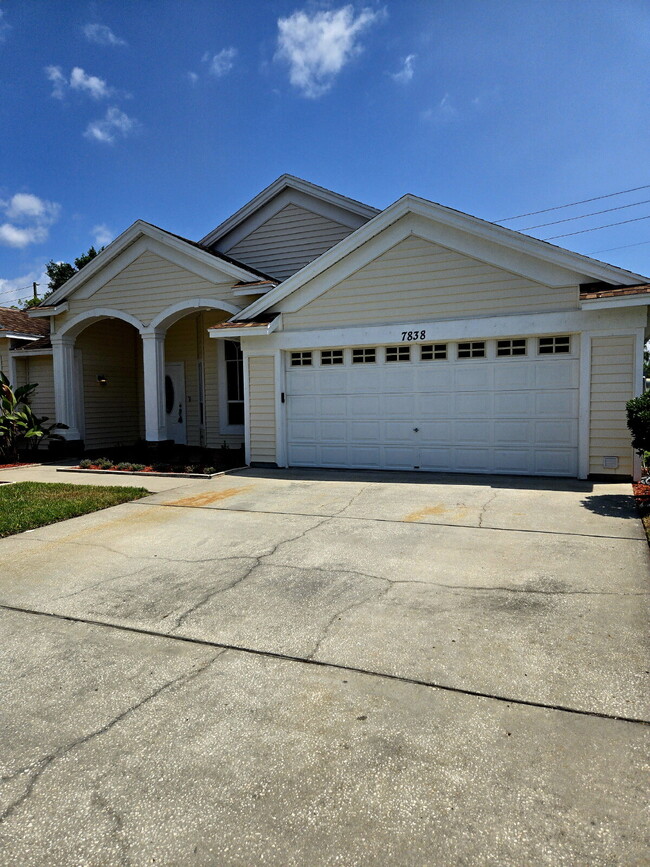 7838 Trail Run Loop in New Port Richey, FL - Foto de edificio - Building Photo