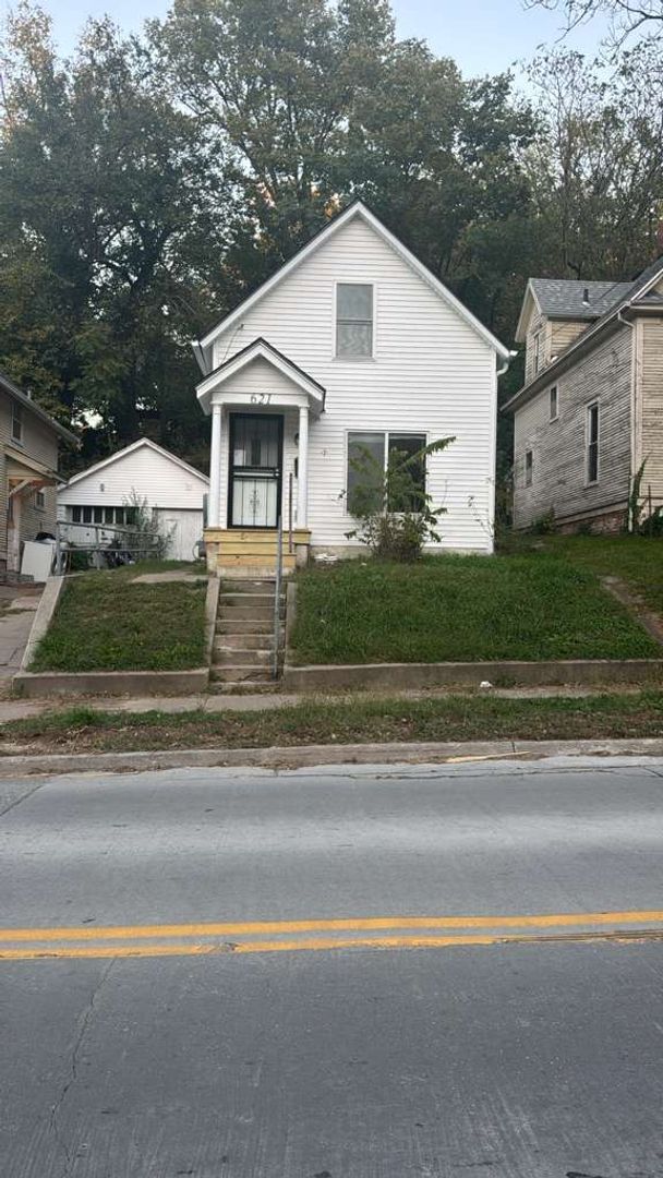 property at 621 S 1st St