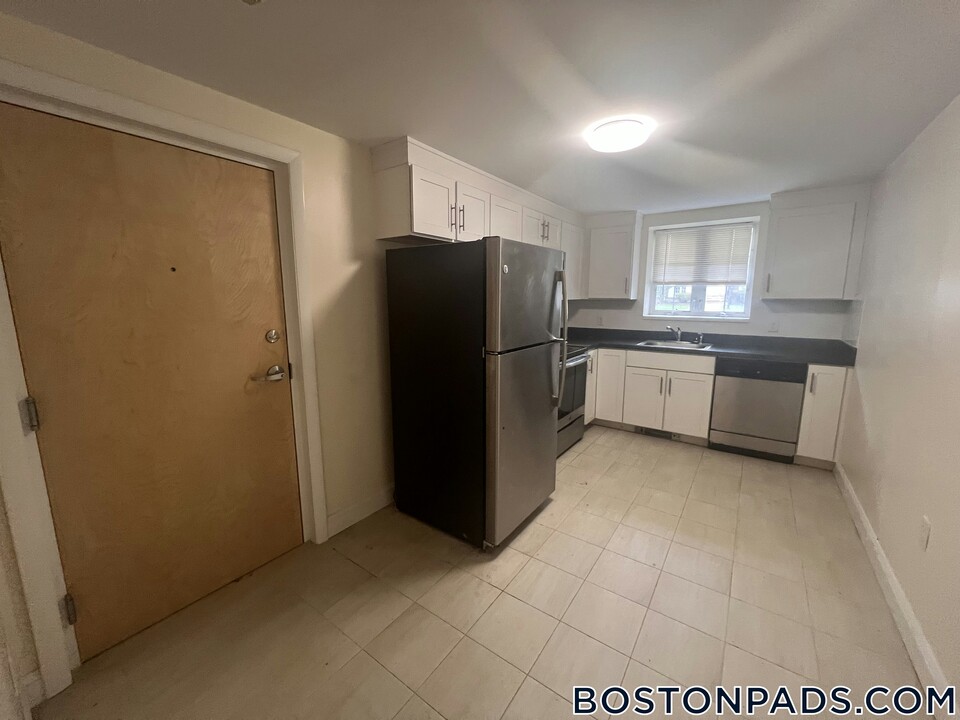 8 Captain Parker Arms in Lexington, MA - Building Photo