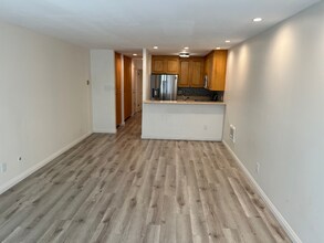 22 Navy St, Unit 22 Navy St Apt 104 in Venice, CA - Building Photo - Building Photo