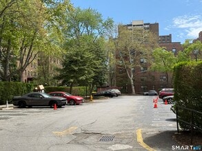 28 Strawberry Hill Ave in Stamford, CT - Foto de edificio - Building Photo
