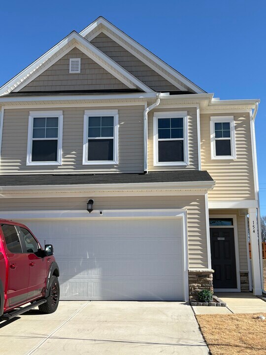 154 N Finley Lndg Pkwy in Smithfield, NC - Building Photo