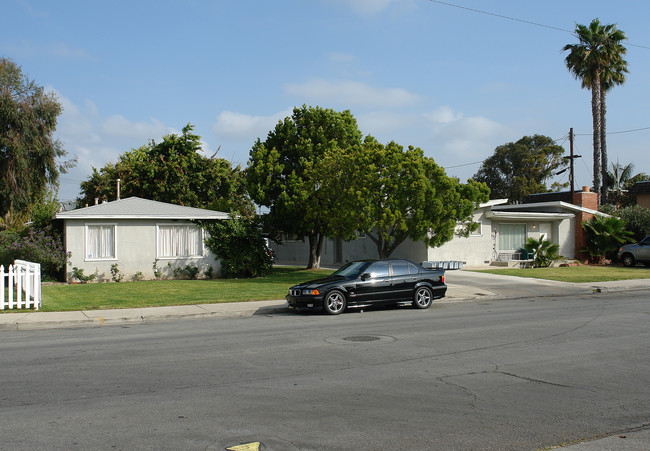 2585-2589 Orange Ave in Costa Mesa, CA - Foto de edificio - Building Photo