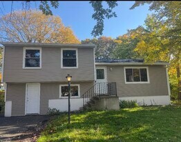 7441 Farmstead Rd in Liverpool, NY - Building Photo