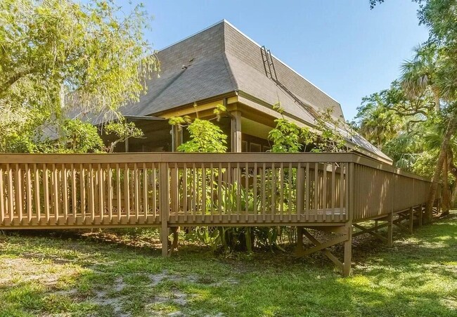 6311 Treetop Dr in Melbourne Beach, FL - Foto de edificio - Building Photo