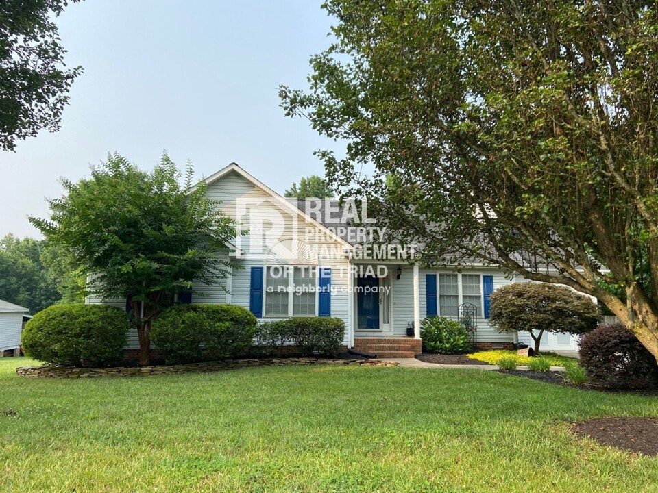 2804 Mitchell Wood Dr in Browns Summit, NC - Foto de edificio