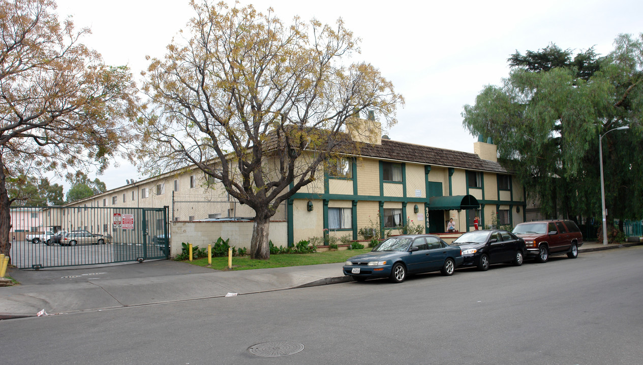 9040 Cedros Ave in Van Nuys, CA - Building Photo