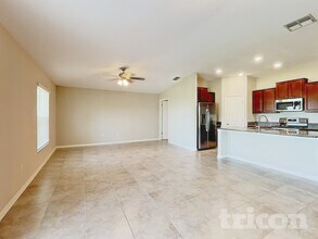 1616 Broad Winged Hawk Dr in Ruskin, FL - Foto de edificio - Building Photo