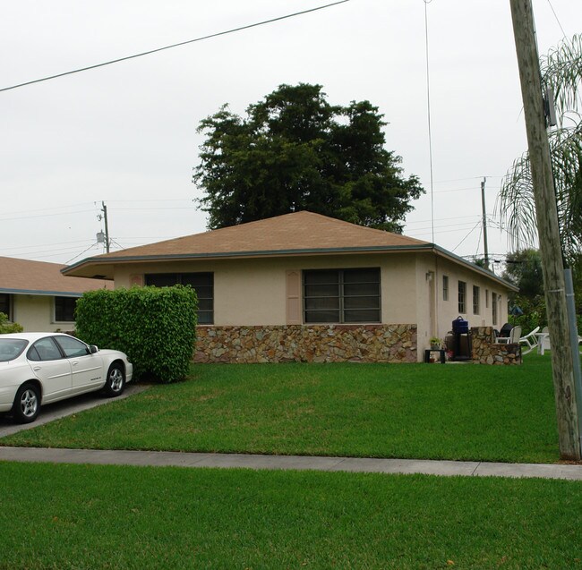 209-215 SE 1st St in Dania Beach, FL - Building Photo - Building Photo