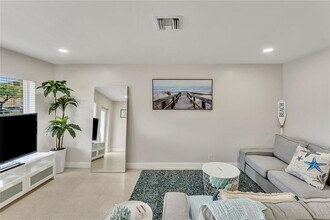 3241 NE 17th Ave in Oakland Park, FL - Building Photo - Building Photo