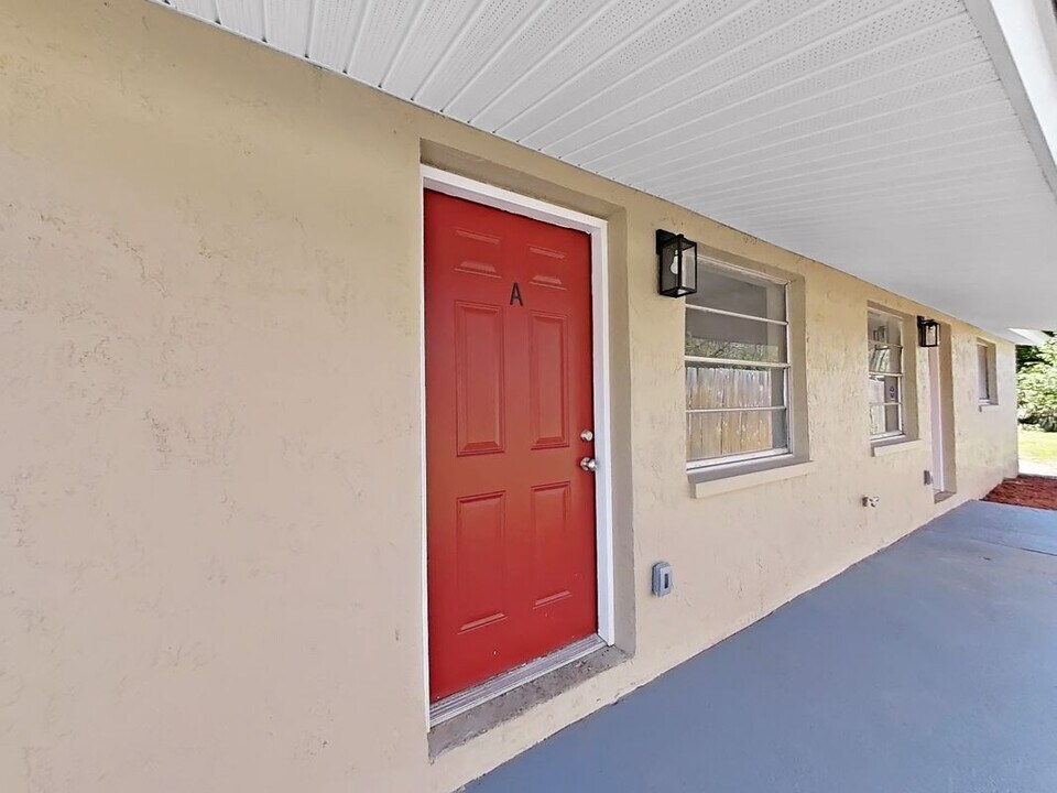 10404 Hershey Rd in Thonotosassa, FL - Building Photo