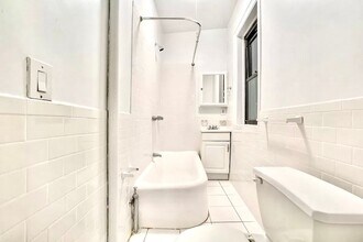 NO FEE Two Bed on Upper East Side! Won't S in New York, NY - Building Photo - Building Photo