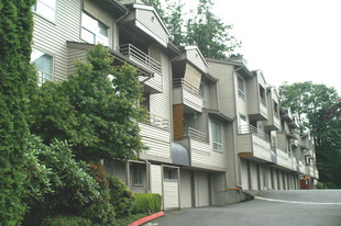 Newport On The Park in Bellevue, WA - Building Photo