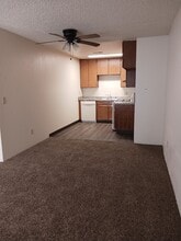 900 Susan Dr in Delano, CA - Building Photo - Building Photo