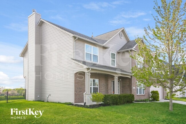 2135 Woodfield Dr in Greenwood, IN - Foto de edificio - Building Photo