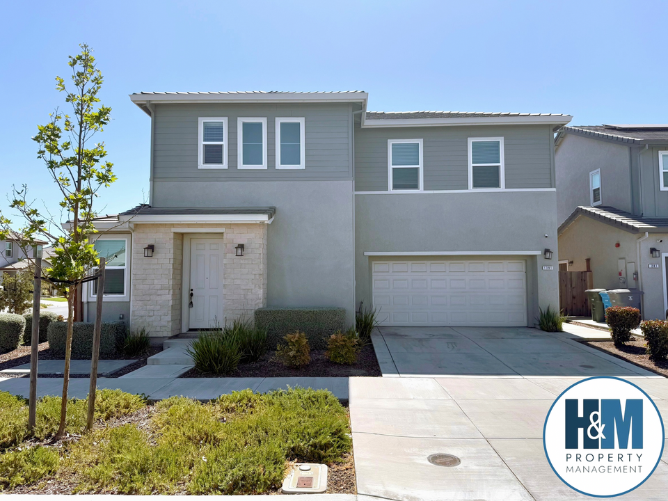 1391 Chariot Rd in Hollister, CA - Building Photo