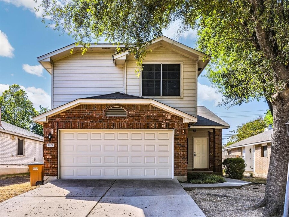 1821 Friars Tale Ln in Austin, TX - Foto de edificio