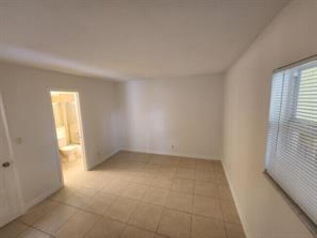1125 NE 16th Pl, Unit 105 in Fort Lauderdale, FL - Foto de edificio - Building Photo