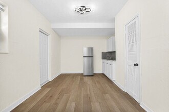 47 NW 45th Ave, Unit 2 in Miami, FL - Foto de edificio - Building Photo