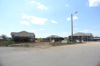 Fox River Estates - Phase II in Willard, MO - Foto de edificio - Building Photo