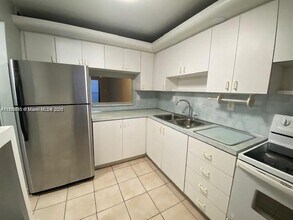 1855 W 60th St in Hialeah, FL - Foto de edificio - Building Photo