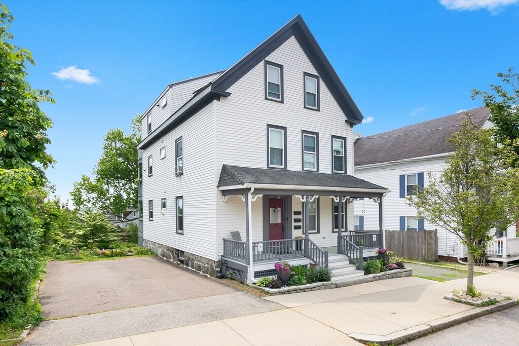 17 Lothrop St in Beverly, MA - Building Photo