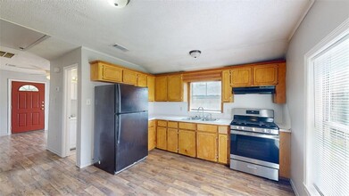 906 California St, Unit 5750-11 in Bryan, TX - Building Photo - Building Photo