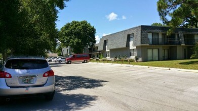 Woodland Condominiums in Fort Pierce, FL - Building Photo - Building Photo