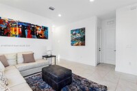 3273 W 99th Pl in Hialeah, FL - Foto de edificio - Building Photo