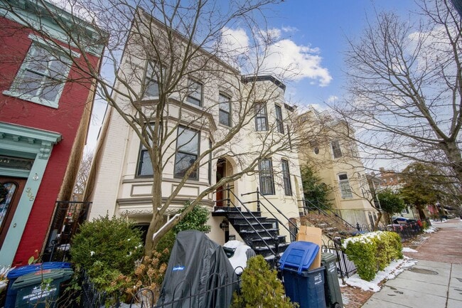 303 C St SE-Unit -Unit A in Washington, DC - Building Photo - Building Photo